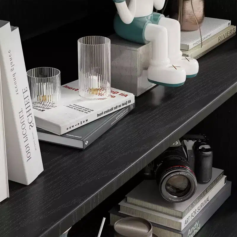 Grand meuble de rangement avec portes vitrées, au design élégant et raffiné. Il est à la fois pratique et esthétique.