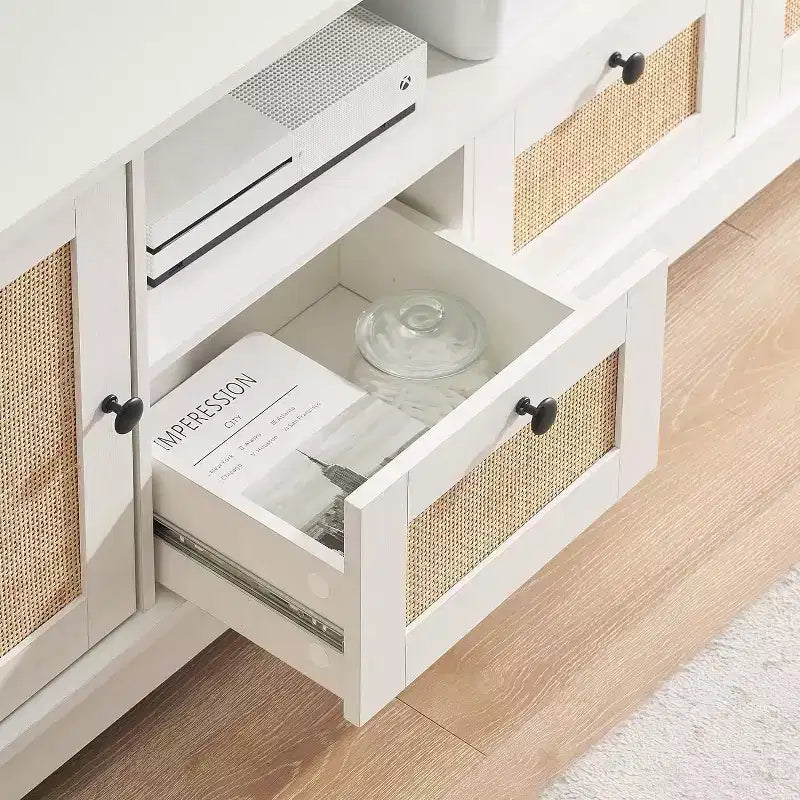 Meuble TV Moderne de 65 Pouces avec Portes en Rotin Tressé - Console Multimédia Élégante avec Étagères de Rangement pour Salon et Divertissement