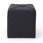 Pouffe carré Tammy en tissu moderne touffeté avec passepoil assorti