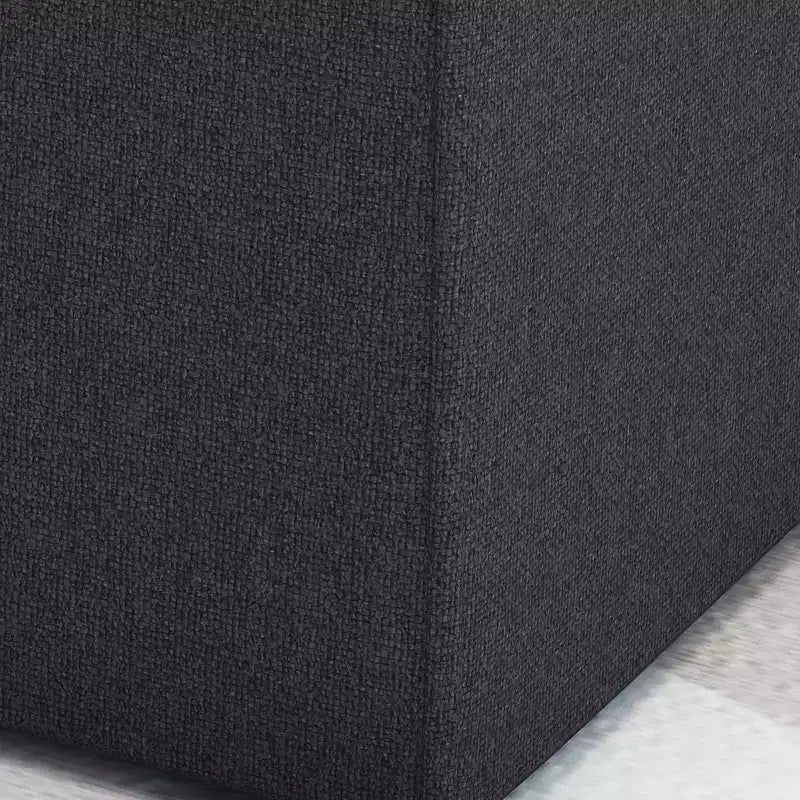 Pouffe carré Tammy en tissu moderne touffeté avec passepoil assorti