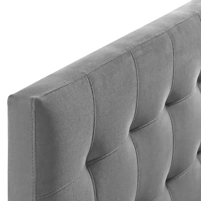 Tête de lit en velours capitonné de performance Queen Lily Biscuit